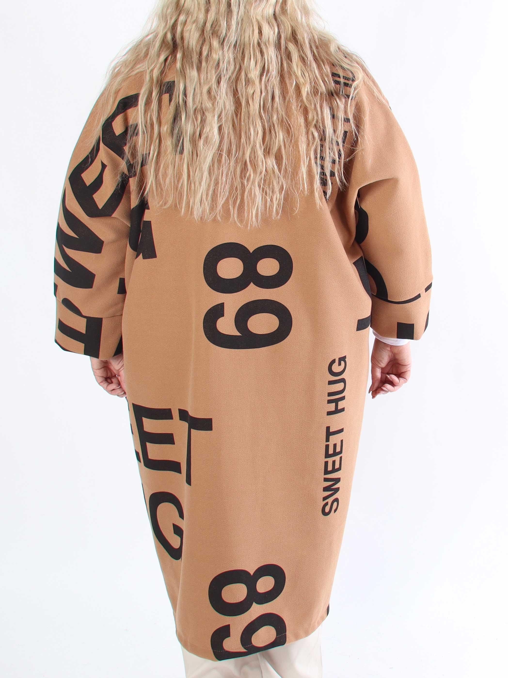 Annah Graphic - Plus size kappa med tydliga sömmar och text